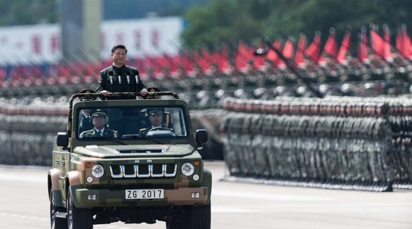 Ο απόλυτος συντονισμός στην Κίνα – Στρατιωτική επιθεώρηση υπό το βλέμμα του προέδρου Σι (βίντεο)